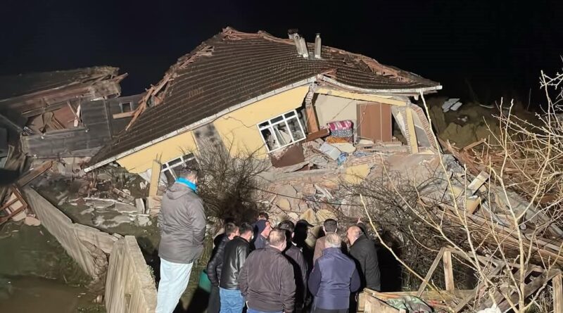 Sinop'un Türkeli ilçesinde heyelan: 3 ev yıkıldı, 1 kız çocuğu hastaneye kaldırıldı 1