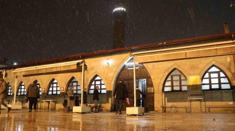 Sivas'ta 5 Asırlık Gelenek: 'Ya Hannan, Ya Mennan' İlahisi Teravih Namazlarında Yankılanıyor 5