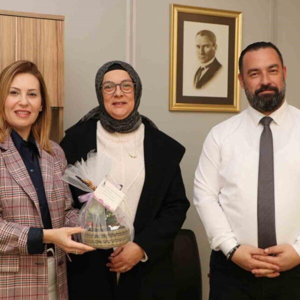 Söke Belediye Başkanı Dr. Mustafa İberya Arıkan, Söke Belediye Meclisi'nde görev yapan kadın üyelerini çiçek takdim ediyor.-1