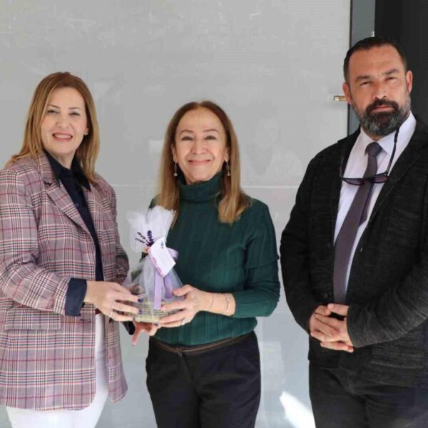 Söke Belediye Başkanı Dr. Mustafa İberya Arıkan, Söke Belediye Meclisi'nde görev yapan kadın üyelerini çiçek takdim ediyor.-3