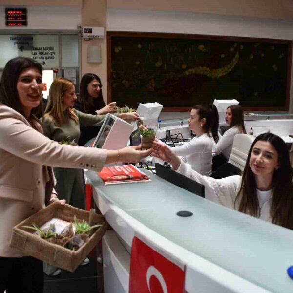 Söke Belediye Başkanı Dr. Mustafa İberya Arıkan, Söke Belediye Meclisi'nde görev yapan kadın üyelerini çiçek takdim ediyor.-5
