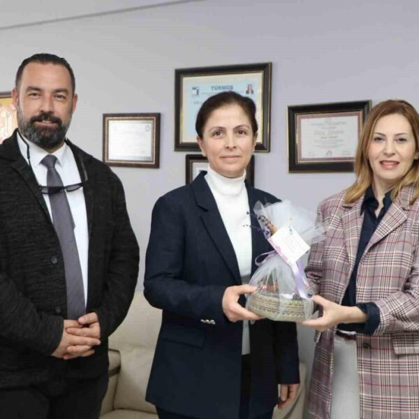 Söke Belediyesi kadını çalışanı kadınlara çiçek hediye ediyor.-2