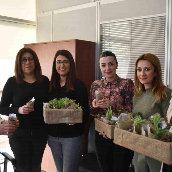 Söke Belediyesi kadını çalışanı kadınlara çiçek hediye ediyor.-4