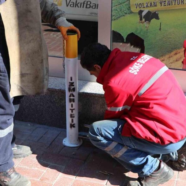 Söke Belediyesi'nin 'Temiz İlçe, Yeşil Geleceğim' projesi kapsamında izmaritlikler monte ediliyor.-1