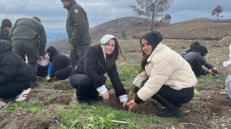 Soma Linyit Anadolu Lisesi Öğrencileri Doğa İçin Fidan Dikti 10