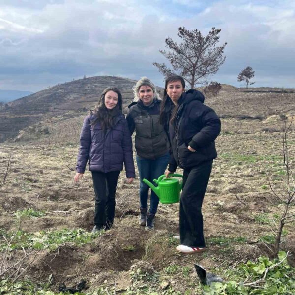 Soma Linyit Anadolu Lisesi öğrencileri fidan dikerek doğaya katkıda bulunuyor.-1