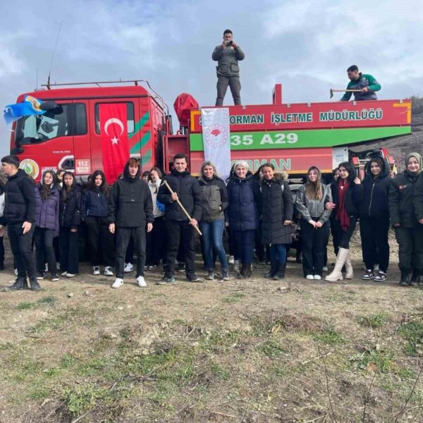 Soma Linyit Anadolu Lisesi öğrencileri fidan dikerek doğaya katkıda bulunuyor.-3