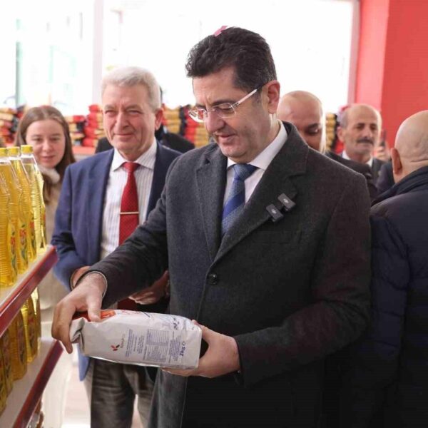 Sosyal market raflarında yer alan gıda, temizlik ve giyim ürünleri-2