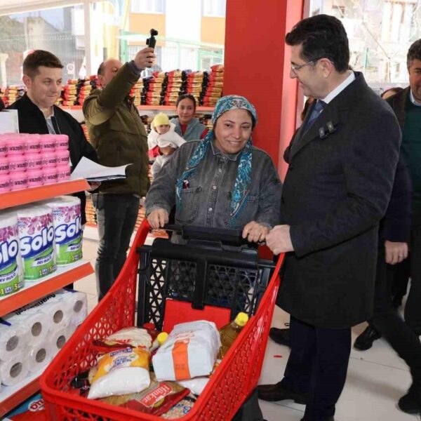Sosyal market raflarında yer alan gıda, temizlik ve giyim ürünleri-8
