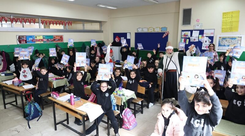 Sultangazi Belediyesi Çocuklara Ramazan'da Çat Kapı Tiyatro Sürprizi 1