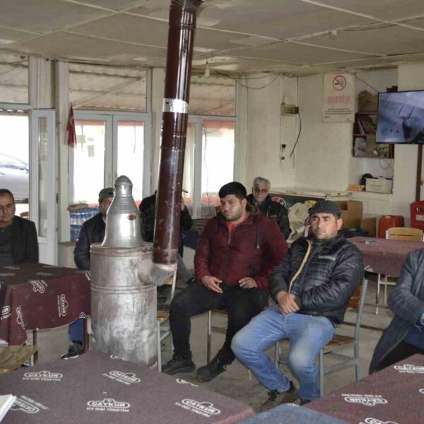Sultanhisar Kaymakamı Ali Ekber Ateş, Eskihisar Mahallesi'nde vatandaşlarla görüşüyor.-1