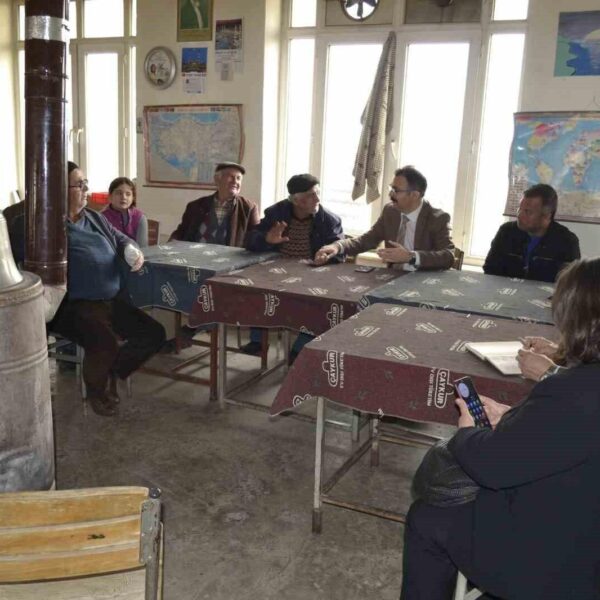 Sultanhisar Kaymakamı Ali Ekber Ateş, Eskihisar Mahallesi'nde vatandaşlarla görüşüyor.-3