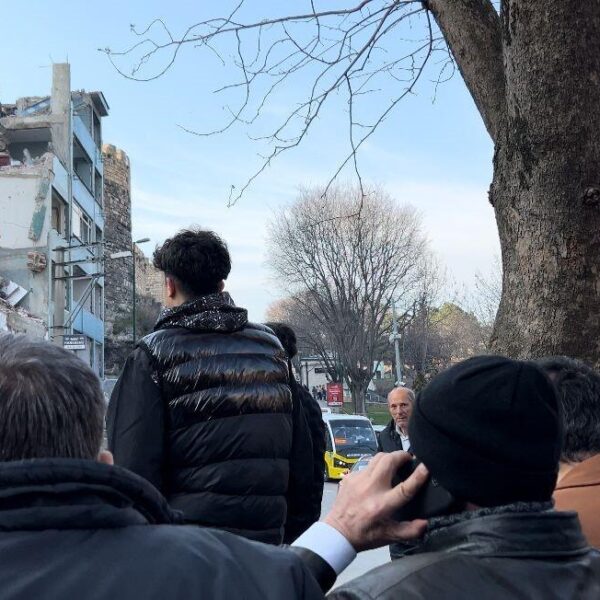 Tarihi surların önündeki binaların yıkımı-1