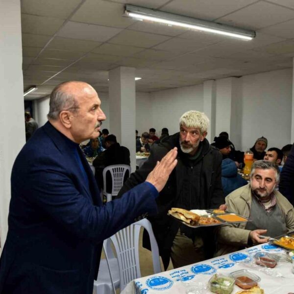 Taşköprü Belediye Başkanı Hüseyin Arslan vatandaşlarla birlikte iftar sofrasında-1