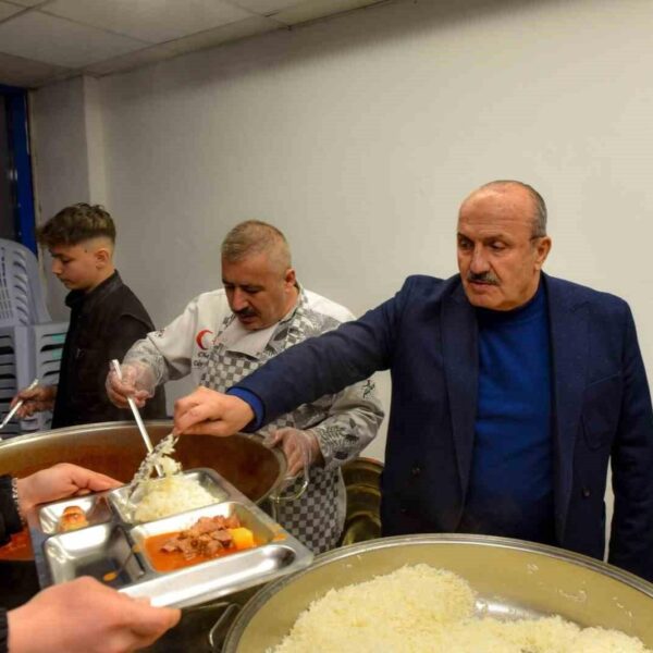 Taşköprü Belediye Başkanı Hüseyin Arslan vatandaşlarla birlikte iftar sofrasında-3