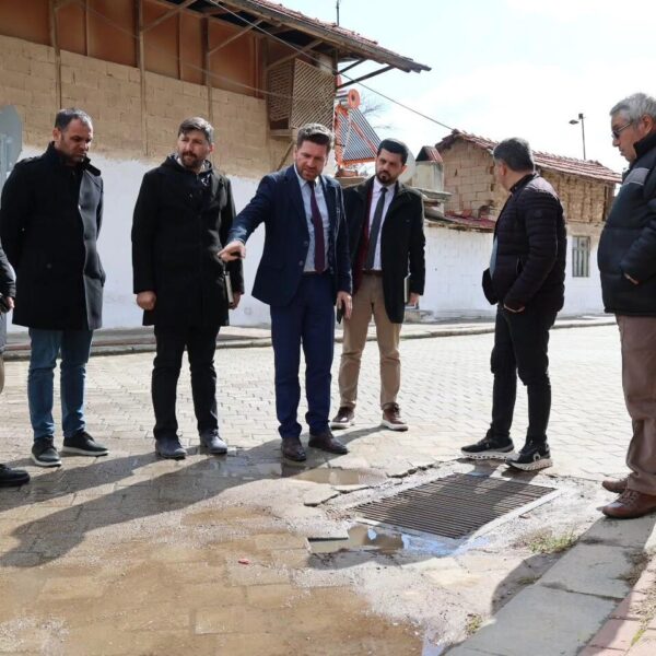 Tavas Belediye Başkanı Kadir Tatık vatandaşlarla sohbet ediyor.-3