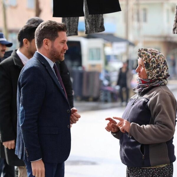Tavas Belediye Başkanı Kadir Tatık vatandaşlarla sohbet ediyor.-5