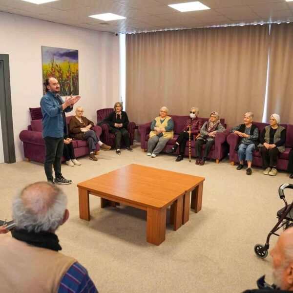 Tepebaşı Belediyesi Metin Özöğüt Yaşam Merkezi'nde İngilizce kursu veren deneyimli vatandaşlar.-1