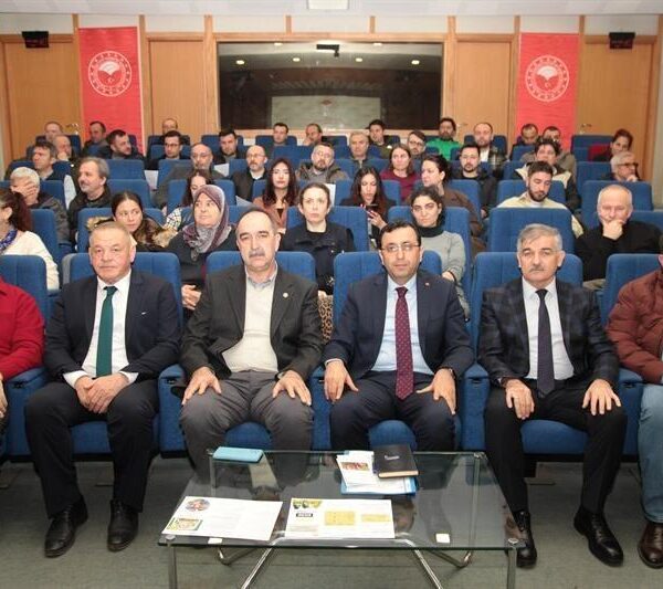 Toplantıdaki üreticiler, yeni projeler için hibe desteği hakkında bilgi alıyorlar.