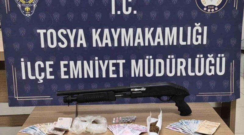 Tosya'da İkametinde Uyuşturucu ve Ruhsatsız Tüfek Ele Geçirildi, Bir Şüpheli Tutuklandı 1