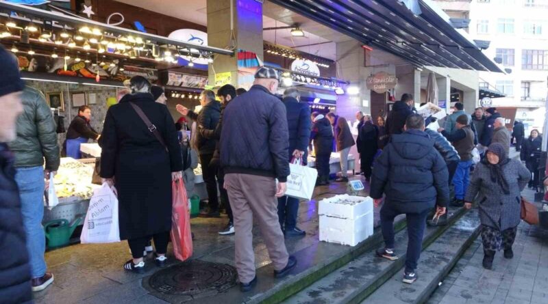 Trabzon Balık Hali'nde Ramazan Bereketi: Balık Bolluğu, Hamsi Karaborsa 10