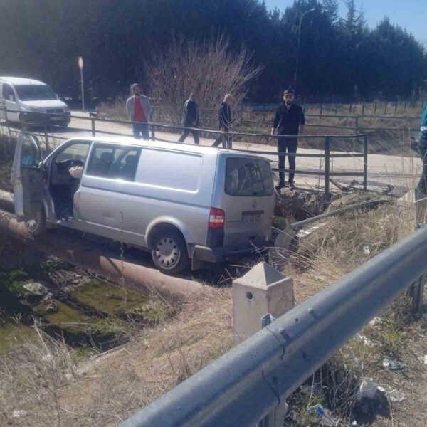 Trafik kazasında araç borular üzerinde asılı-1
