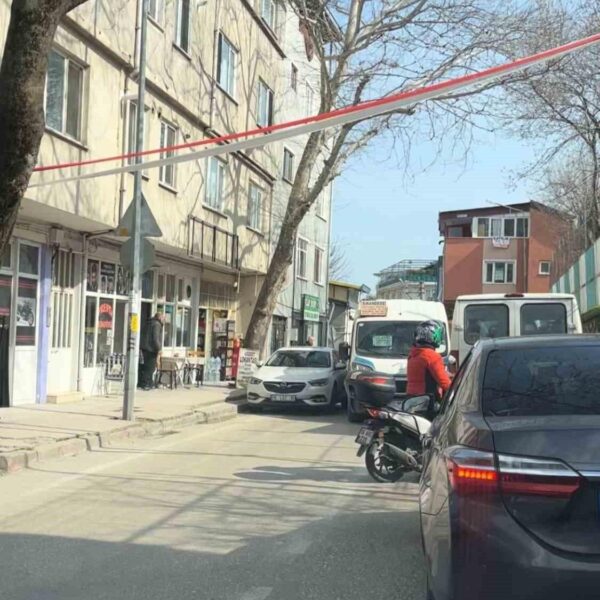 Trafikte sıkışmış araçlar-1