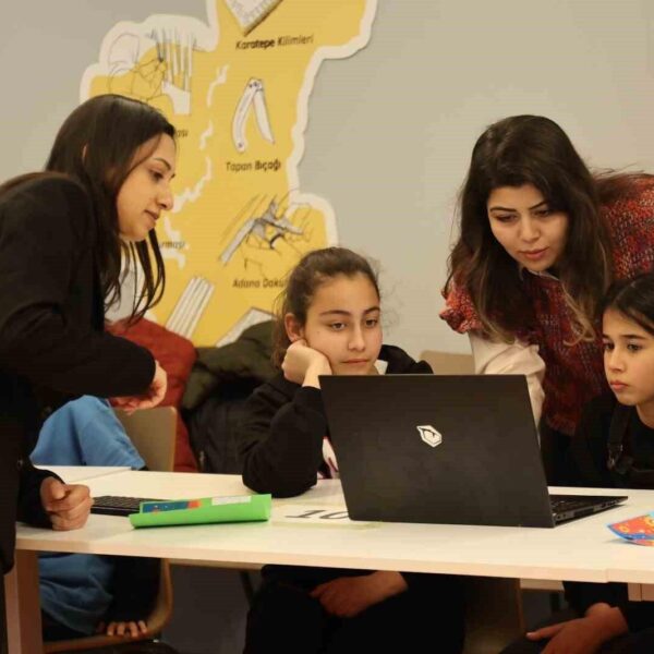 Trendyol ve UNDP iş birliğiyle kodlama ve robotik eğitimi alan çocuklar.