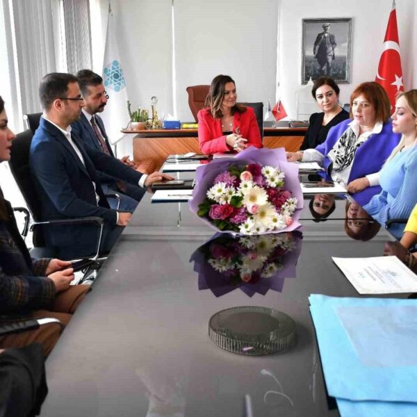 TÜİOSB Yönetim Kurulu Başkanı Gül Akyürek Balta, Mersin İŞKUR İl Müdürü Yunus Emre Akalın'ın ziyaretinden memnun.