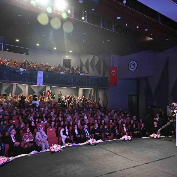 Üreten Kadınlar Paneli'nde konuşan kadın girişimciler.-2