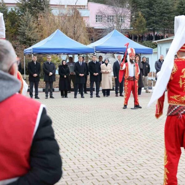 Vali Aygöl, cezaevindeki atölyeleri ziyaret ediyor ve mahkûmların el sanatlarını inceliyor.