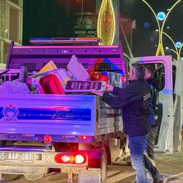 Van Büyükşehir Belediyesi Zabıta ekibi kaldırımda denetim yapıyor.-1
