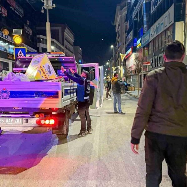 Van Büyükşehir Belediyesi Zabıta ekibi kaldırımda denetim yapıyor.-4
