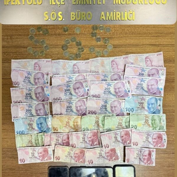 Van Emniyet Müdürlüğü ekiplerinin operasyon sırasında yakaladıkları şahısların fotoğrafı-1