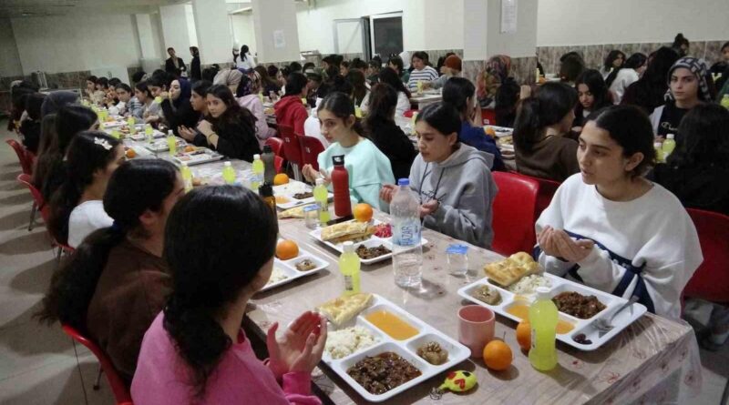 Van İpekyolu'nda Okul Pansiyonlarında Restoran Kalitesi Yemek Uygulaması 1