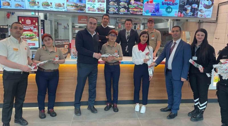 Vanmall, 8 Mart'ta Kadınlara Karanfil Dağıttı 1