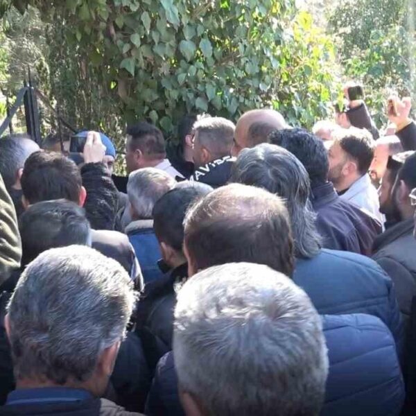 Vatandaşların belediye aracına binmeye çalıştığı an
