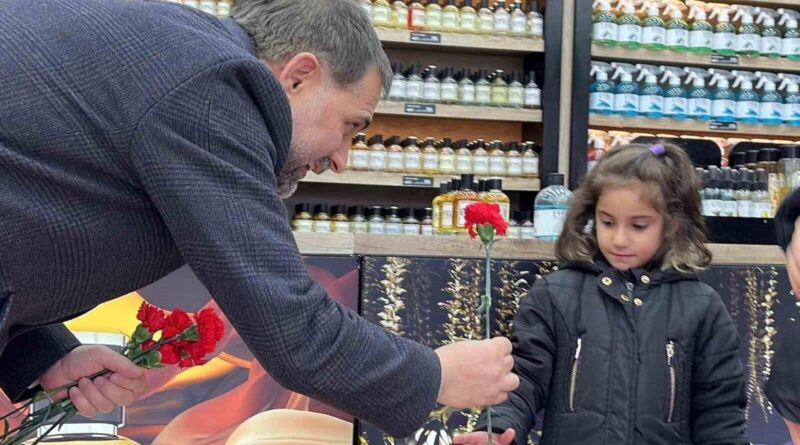 Yakutiye Belediye Başkanı Mahmut Uçar Dünya Kadınlar Günü Vesilesiyle Kadınlara Karanfil Dağıttı 4