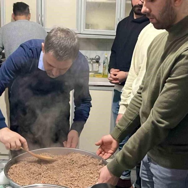 Yakutiye Belediye Başkanı Mahmut Uçar, üniversite öğrencileriyle iftar-1