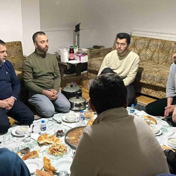 Yakutiye Belediye Başkanı Mahmut Uçar, üniversite öğrencileriyle iftar-3