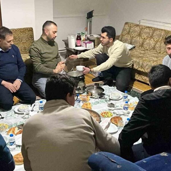 Yakutiye Belediye Başkanı Mahmut Uçar, üniversite öğrencileriyle iftar-5