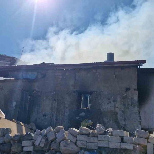 Yangında söndürülen evin tandır ve kömürlük kısmı-1