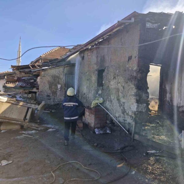 Yangında söndürülen evin tandır ve kömürlük kısmı-3