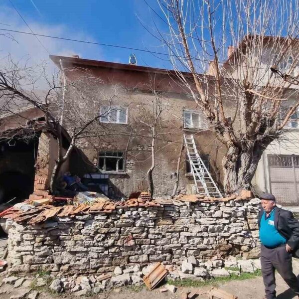 Yangından etkilenen evin görüntüsü-2