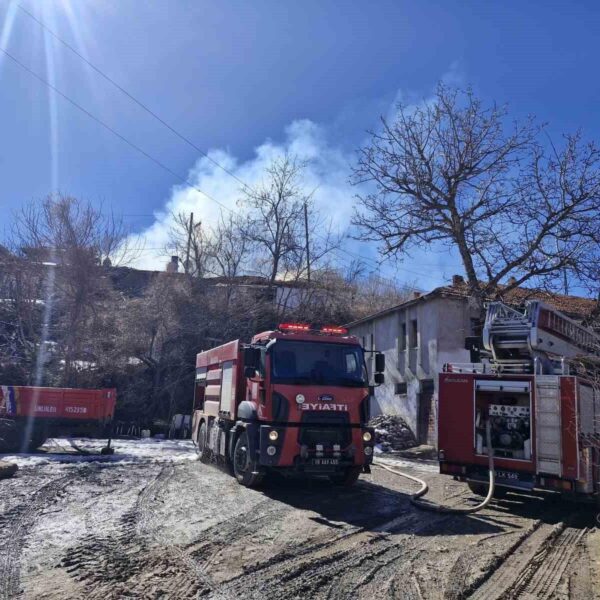 Yangınla mücadele eden itfaiye ekibi-4