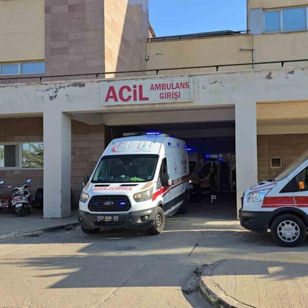 Yaralılar ambulansla hastaneye kaldırılıyor
