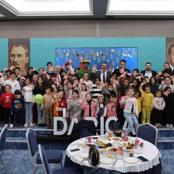 Yetim ve öksüz çocuklar iftar sofrasında.-1