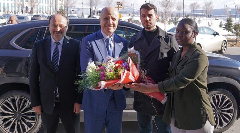 YÖK Başkanı Özvar, Erzurum Teknik Üniversitesi'nde Öğrencilerle Buluştu 1