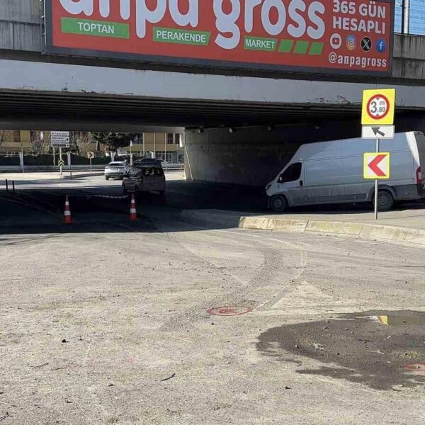 Yol çökmesi sonrası trafiğe kapatılan Kır Serdar sokak-1
