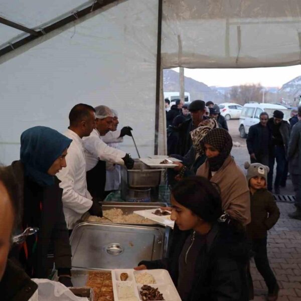 Yöre halkının iftarını açtığı Nusret Gökçe'nin iftar çadırı-4